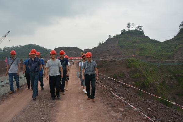 王裕明一行到第一工程處蟠龍湖項目部檢查指導工作