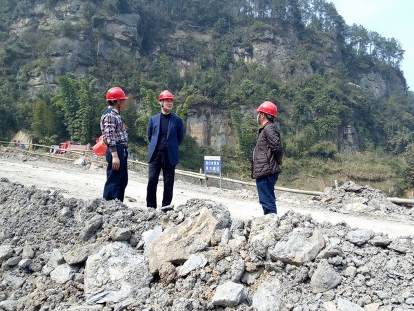 袁斌一行到威遠(yuǎn)引長(zhǎng)入連工程項(xiàng)目部檢查指導(dǎo)工作