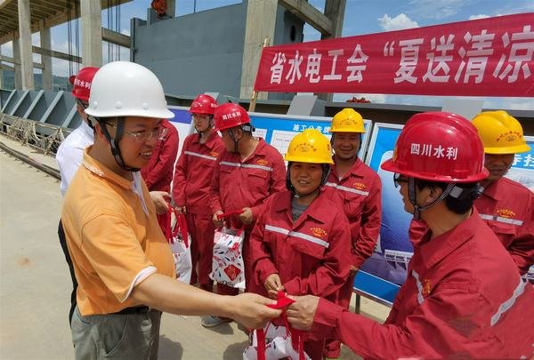 省水電工會張玉奎副主席一行到公司開展夏送清涼慰問活動