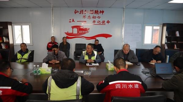 公司副總經(jīng)理汪輝德、鄒世界一行到虎渡溪項(xiàng)目部指導(dǎo)工作