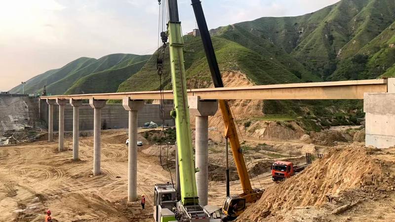 鹽邊縣高堰溝水庫小箐溝人行橋預(yù)制梁吊裝順利完工