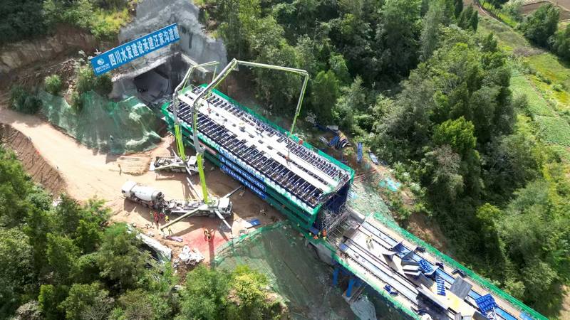 聚勢賦能 同心睿贏—亭子口灌區(qū)工程汪家溝渡槽首跨槽身澆筑順利完成